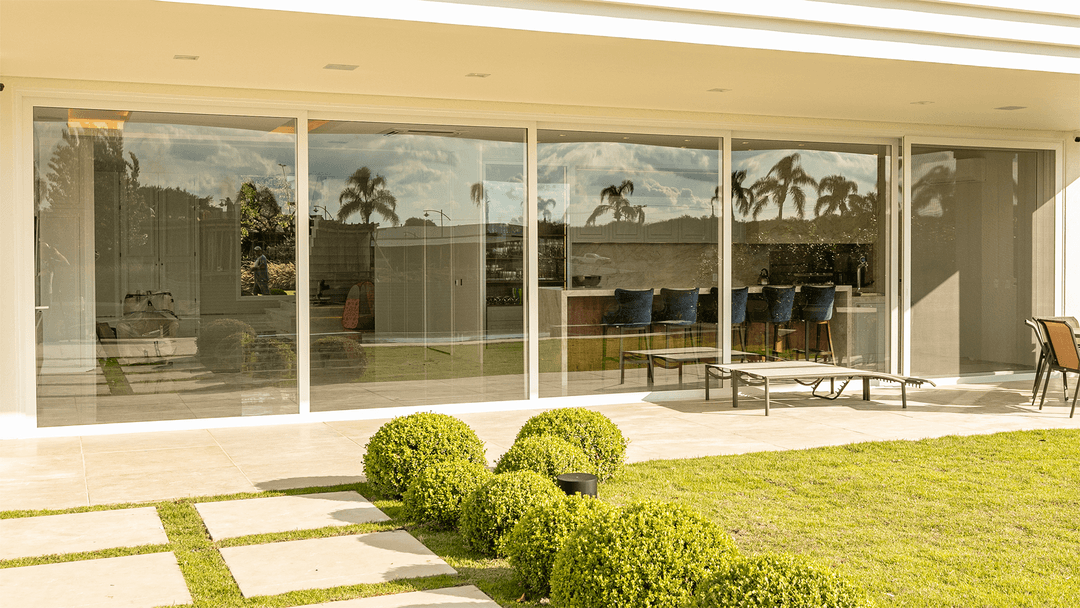 Interiores modernos con ventanas de PVC REHAU