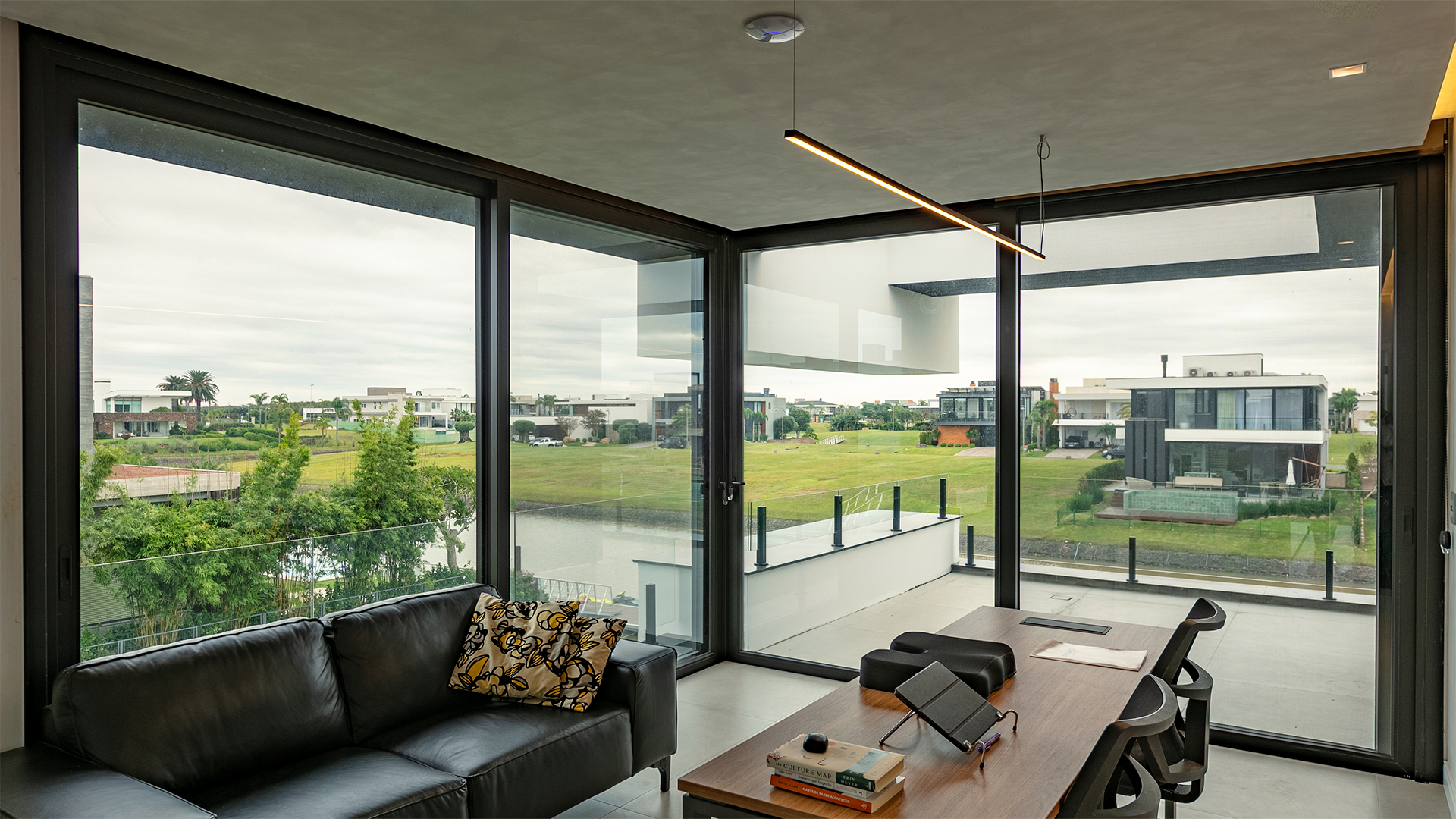 Resistencia de ventanas REHAU a ráfagas de viento y lluvia extrema